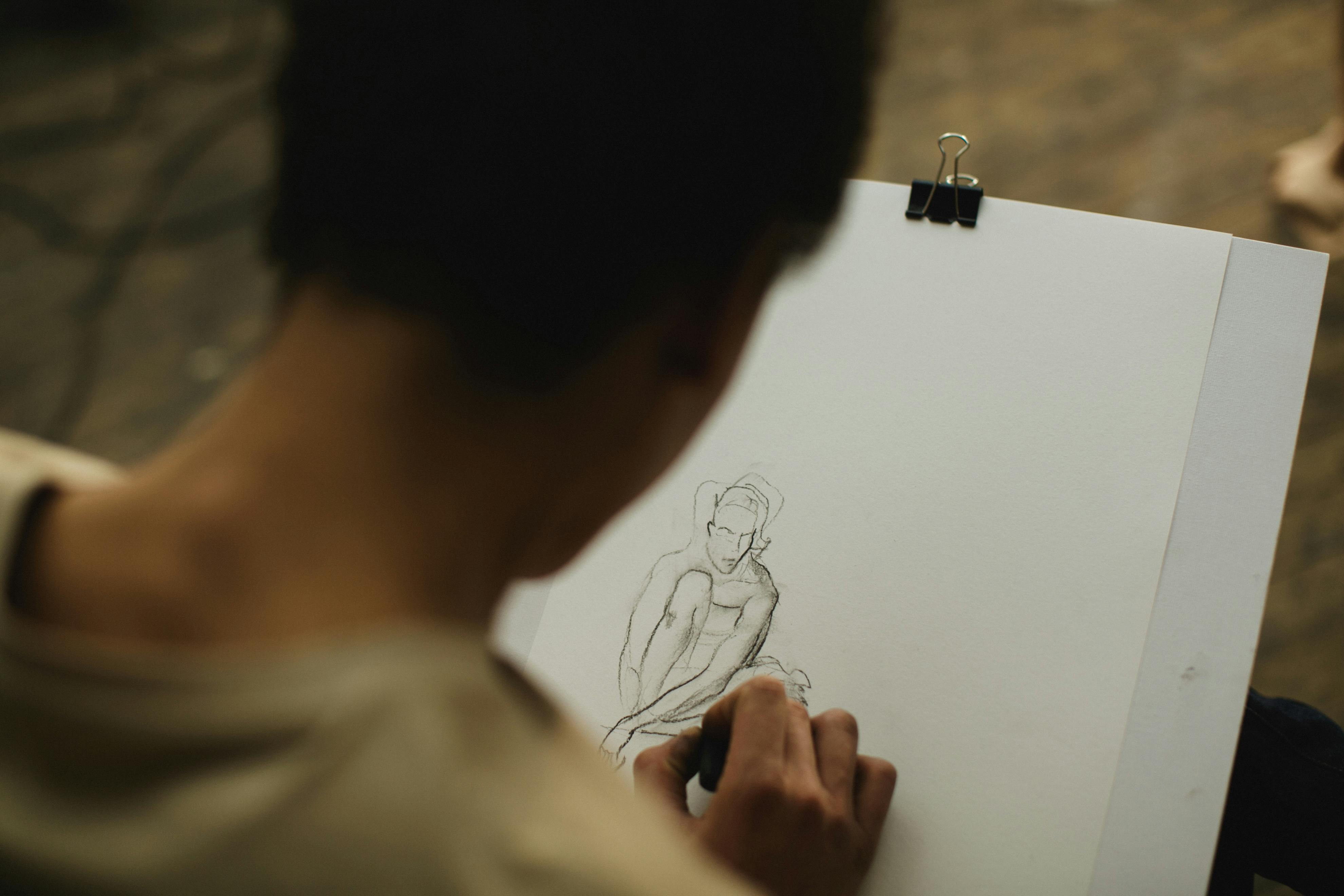 Une main esquisse un dessin