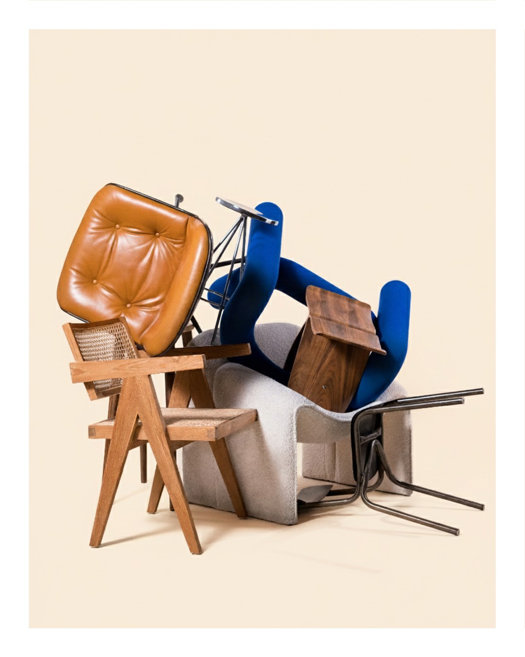 Sacs et chaussures colorés disposés sur une chaise